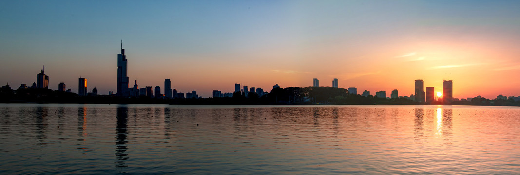 超宽画幅夕阳下的南京玄武湖