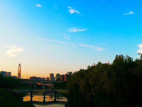 夕阳下的城市风光