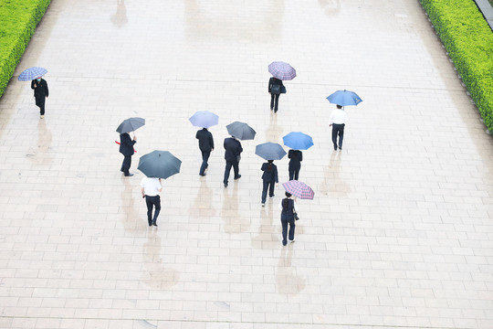 雨中赶路的人