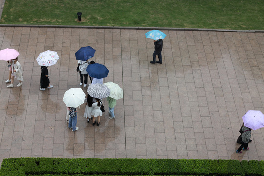 打着雨伞的一群人