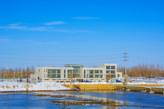 白色三层独楼与河道雪景