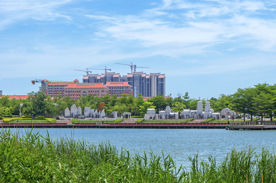 海丝艺术公园湖岸景色