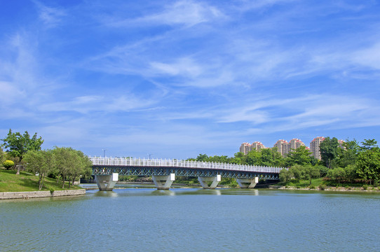 蓝天下百崎湖风景