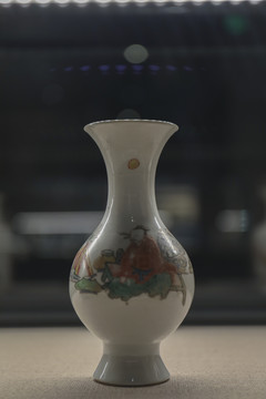 清代白釉人物纹瓷瓶