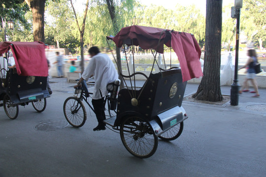 穿行在北京什刹海的三轮车