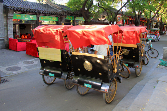 穿行在北京什刹海的三轮车