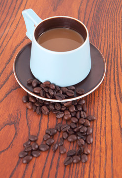 一杯咖啡和散落的咖啡豆