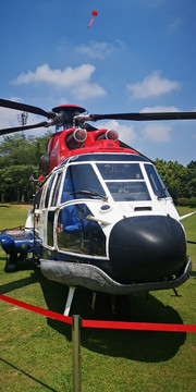 红色救援直升机