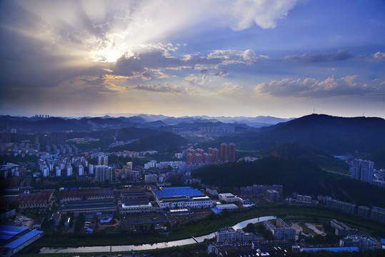 暴雨来临前的十堰城区