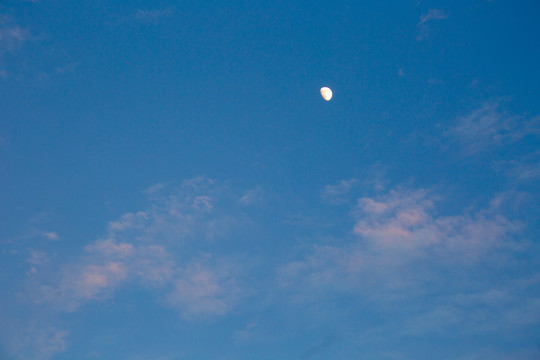 蓝色天空彩云月亮