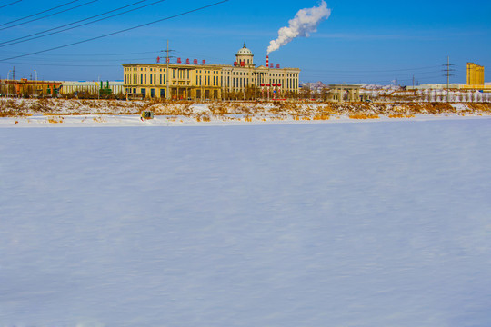 洋式办公大楼与河道雪地