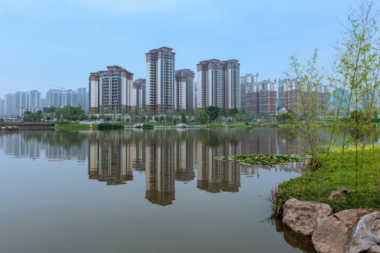 蓝天玉湖城市建筑倒影