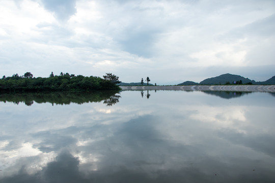 天空湖泊云朵