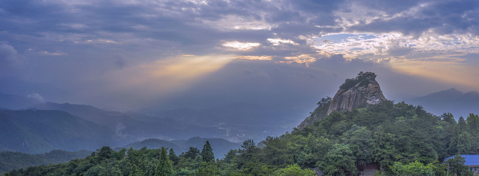 宽幅信阳鸡公山日落风光