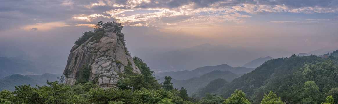 信阳鸡公山报晓峰风光