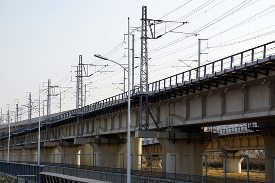高铁轨道高架桥上的电力线路