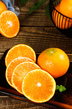 木底上的爱媛和切块的果冻橙