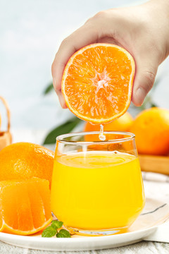 盘子里的橙子和一杯橙汁
