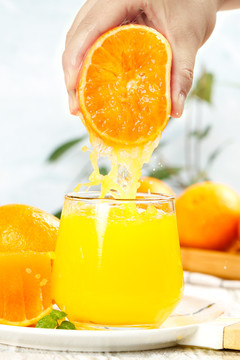 盘子里的橙子和一杯橙汁