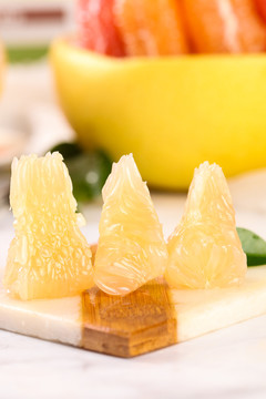 石墊上放著玉環(huán)蜜柚