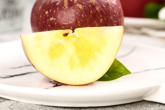 盘子里装着苹果