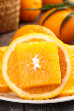 盘子上放着甜橙
