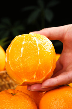 手里拿着橙子