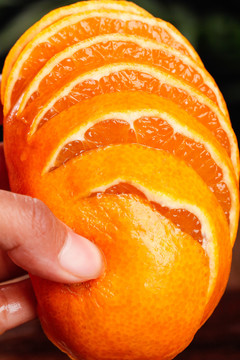 手里拿着果冻橙
