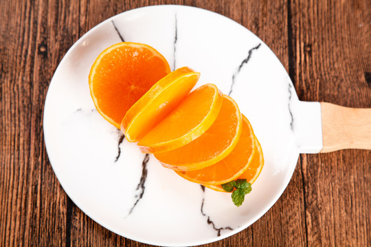 盘子里装着果冻橙