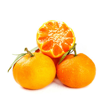 白底上摆放着蜜橘