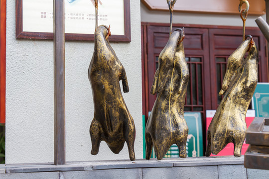 南宁三街两巷北京烤鸭铜像