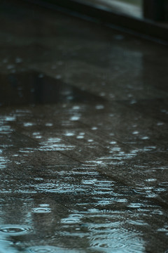 下雨地面背景