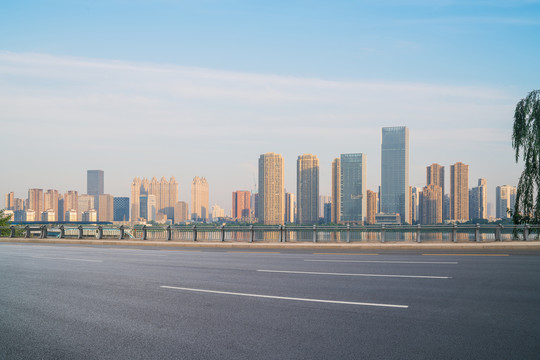 武汉城市建筑天际线和柏油马路