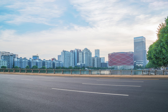 武汉城市建筑天际线和柏油马路