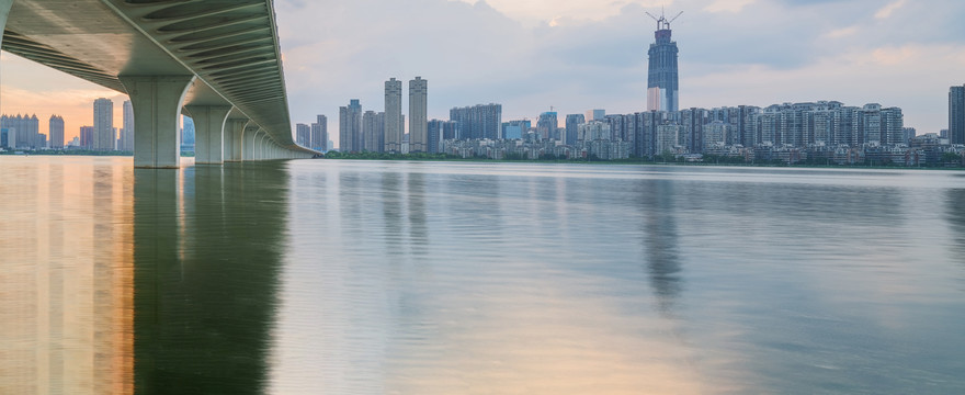 武汉城市天际线和沙湖大桥风光