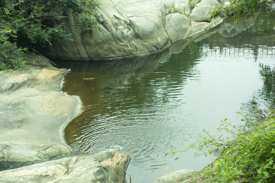 山间泉水