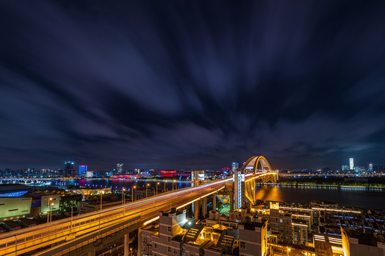 上海卢浦大桥夜景与浮云