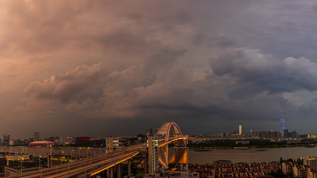 上海卢浦大桥梅雨季夕阳云层