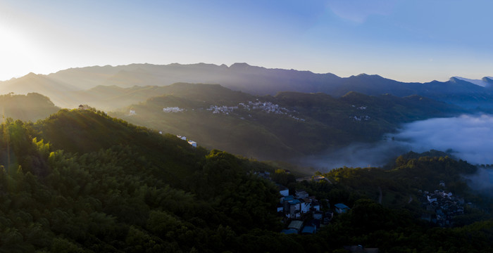 高山逆光晨雾