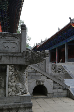 中式龙头浮雕建筑