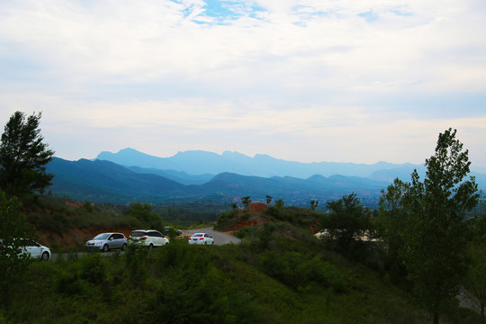 远山峻岭