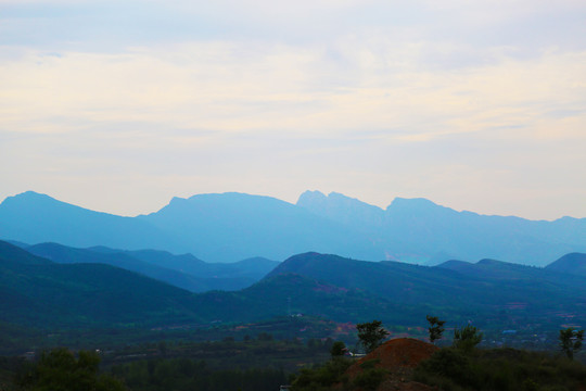 远山峻岭