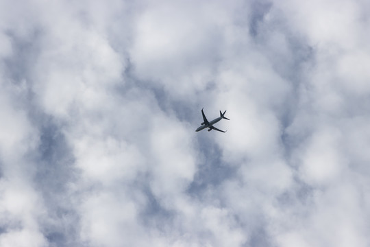 云朵前一架升空不久的民航客机