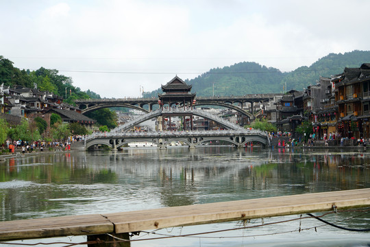 凤凰古城雪桥和沱江两岸的建筑
