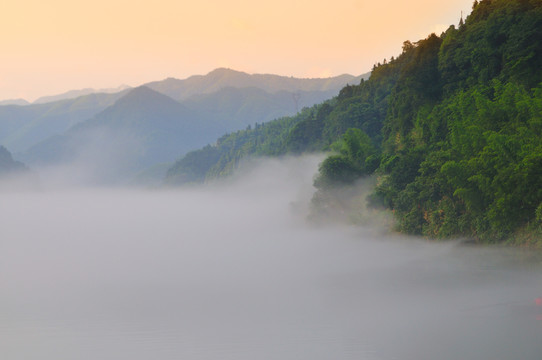 雾漫东江