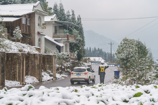 雪中交警塑像