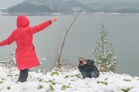 雪地红色美女背影