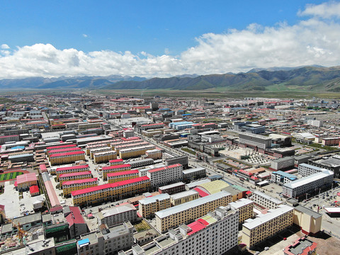 航拍果洛玛沁县城市区青藏高原