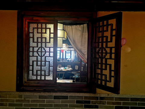 室内中式木墙窗