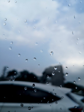 车窗上的雨珠